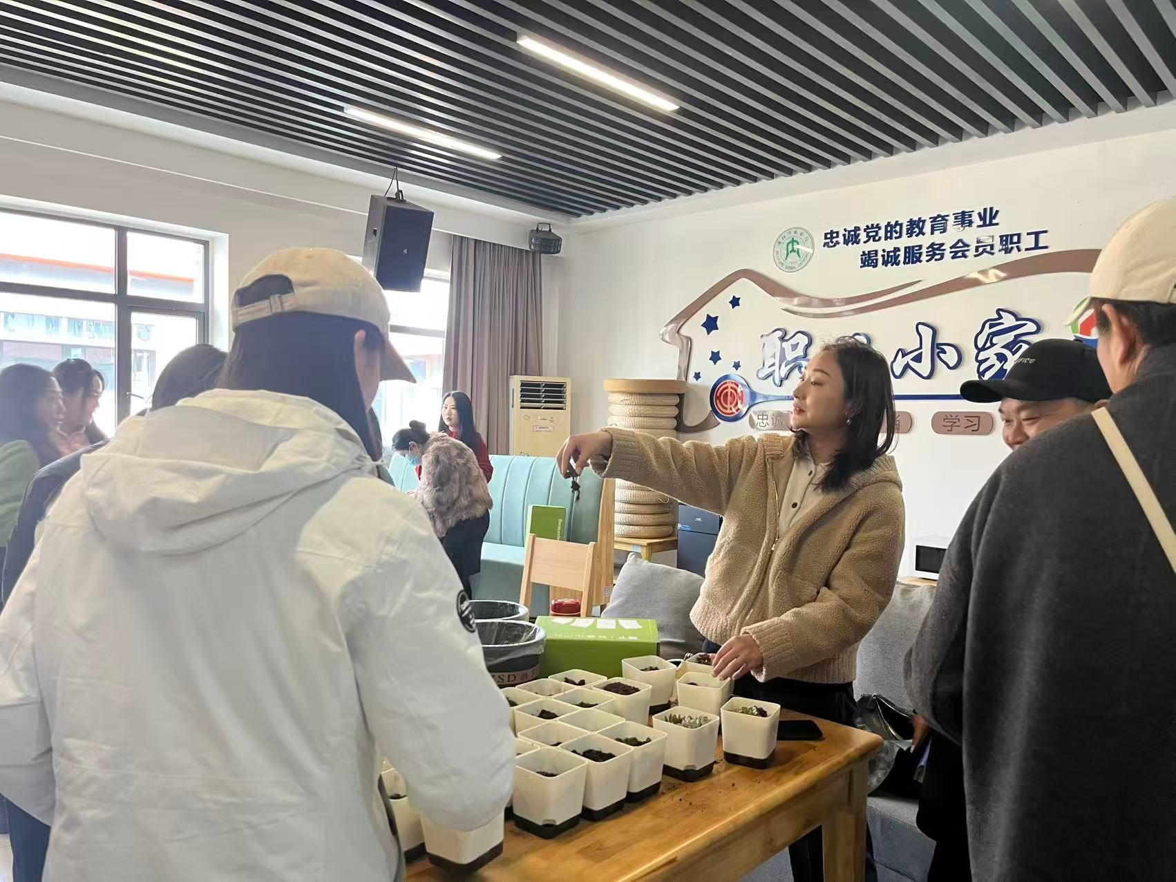 指尖植趣润心田 芳华绽放展风采——365英国上市集团...